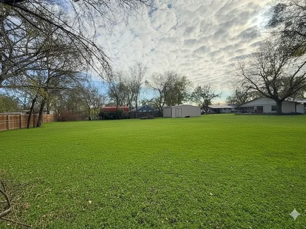 1126 Alvarado St, Cleburne, TX 76031