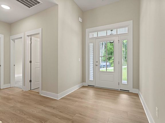 3rd image of 25 Greenbriar Ln