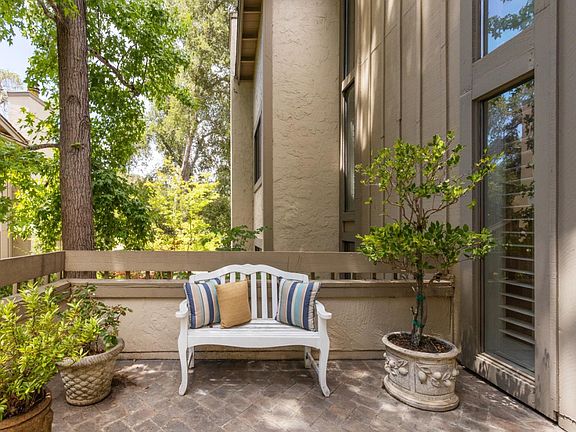 4th image of 546 Sand Hill Cir