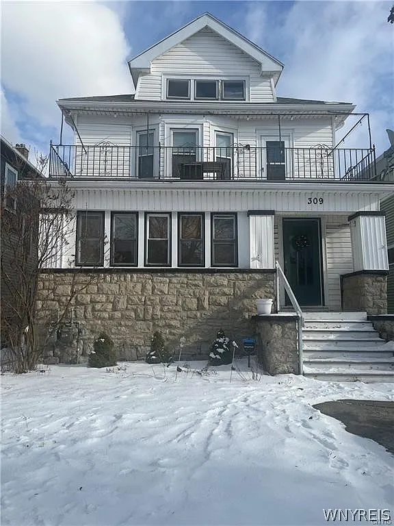 3 bed, 1.0 bath, 2560 sqft, $1,750 — Photo 1
