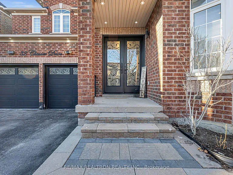 32 Chasser Dr — Photo 2