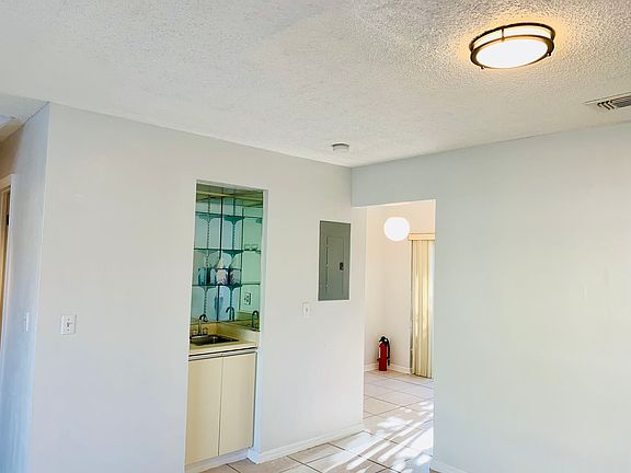 4th image of 3212 Oak Lawn Pl