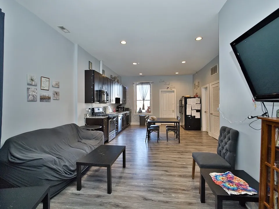 2310 W Belmont Ave #3