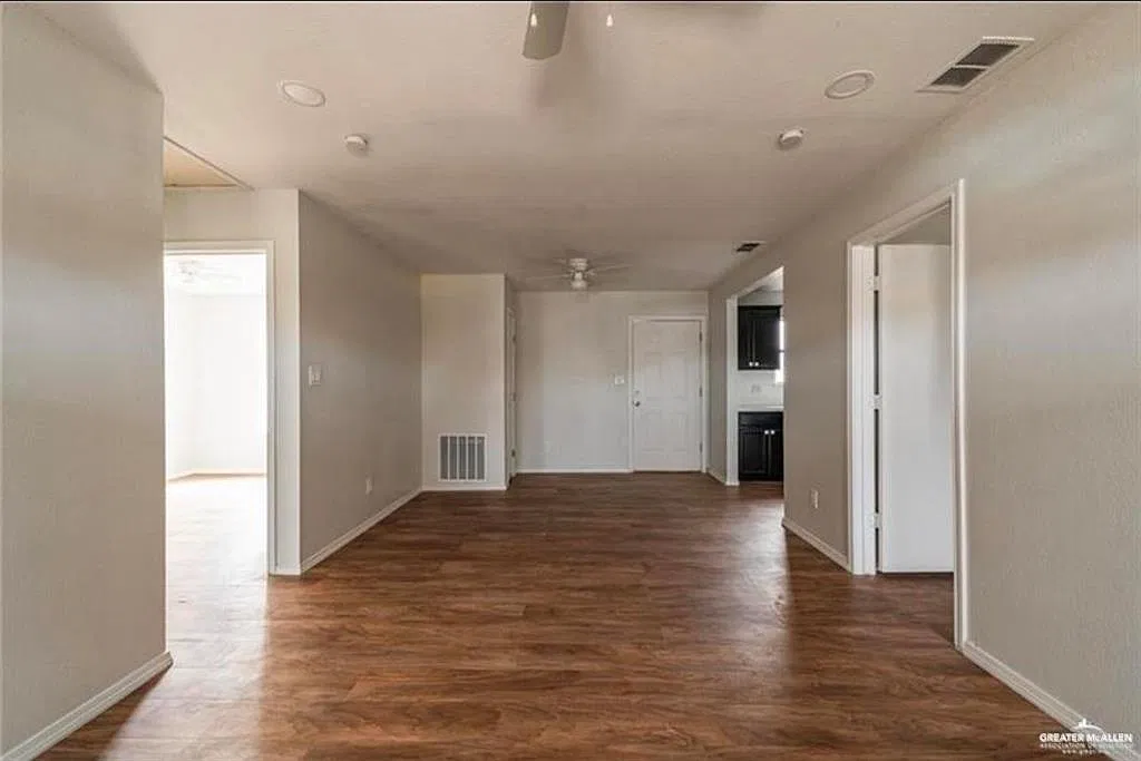 3 bed, 1.0 bath, 968 sqft, $1,100 — Photo 3