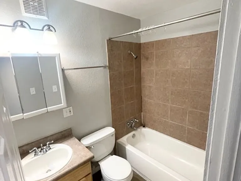 421 - 425 E Fountain Pl — Photo 25