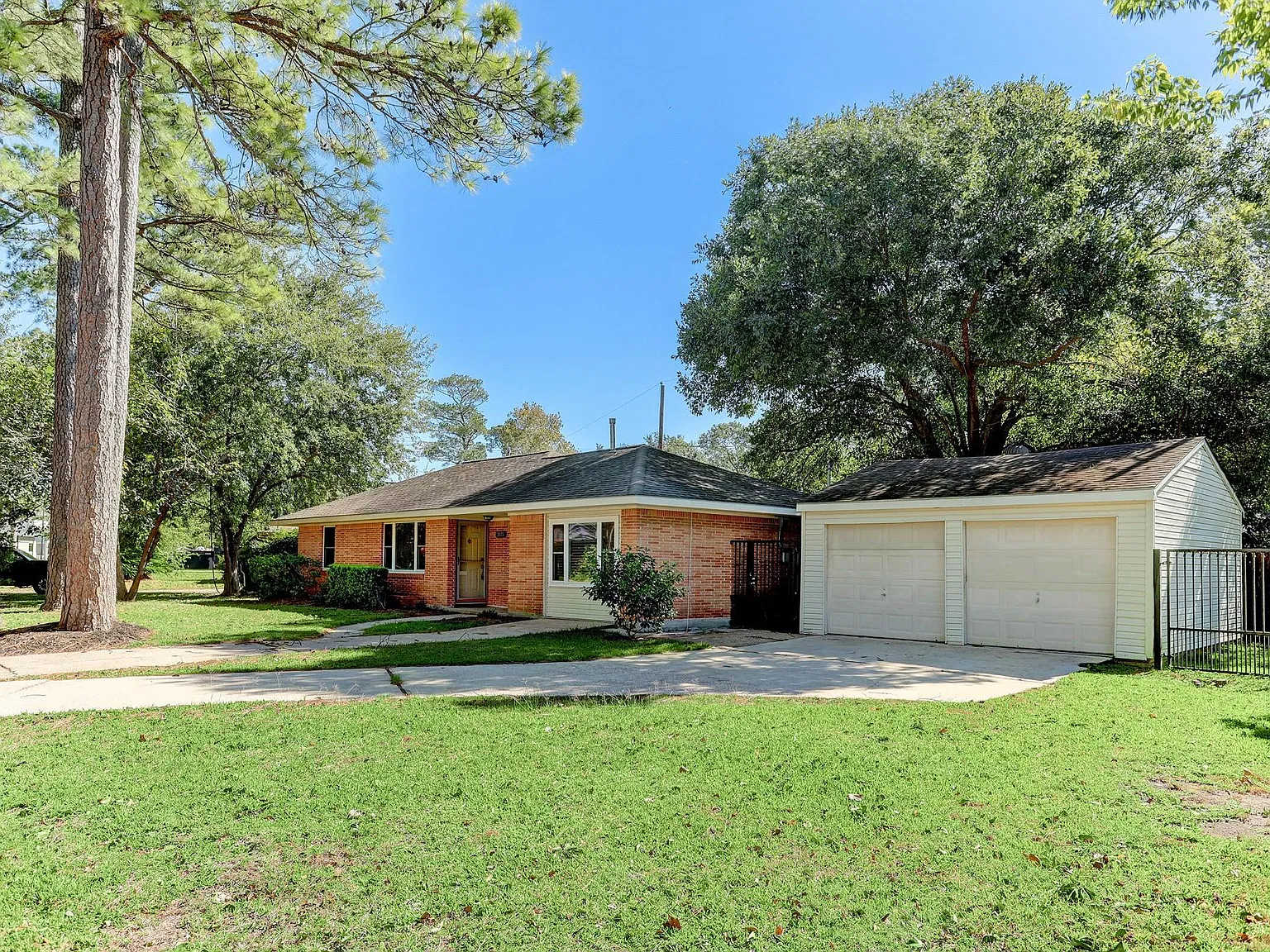 2 bed, 1.0 bath, 1188 sqft, $2,100 — Photo 1