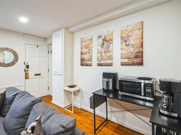 605 E St SE #B — Photo 6