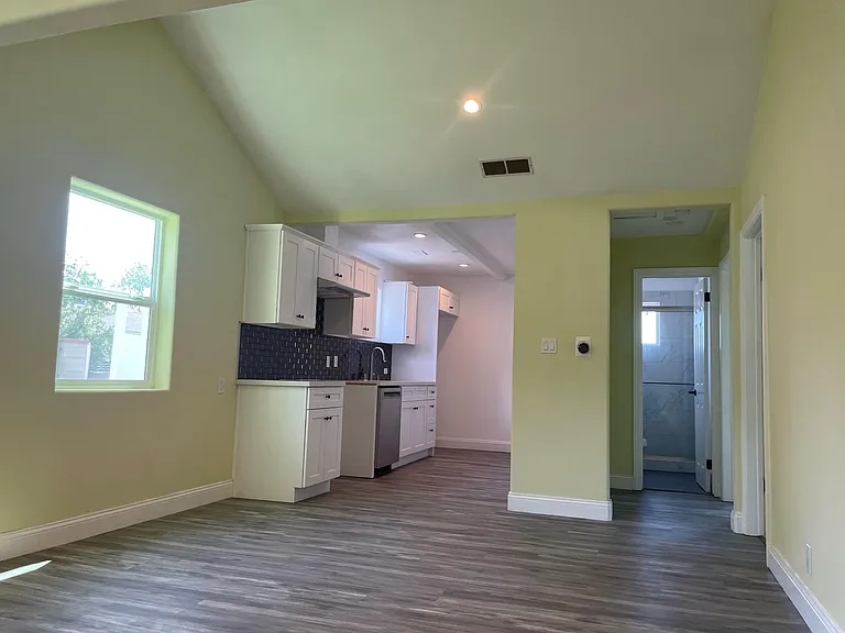 7518 Kyle St — Photo 4