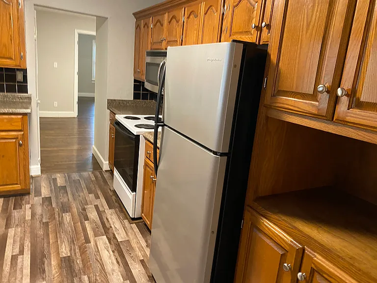 1019 E Bell St — Photo 8