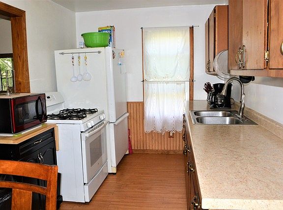 4th image of 2930 Sewell St