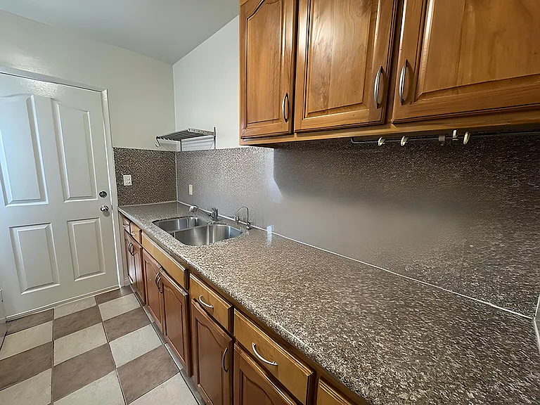 5571 Margaret Ave — Photo 12