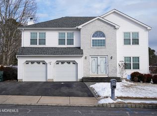 5 Diamond Ln, Howell, NJ 07731