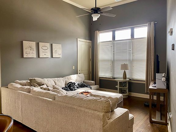 4th image of 445 W Blount Ave #101