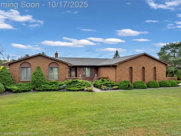 1531 Seymour Lake Rd, Oxford, MI 48371