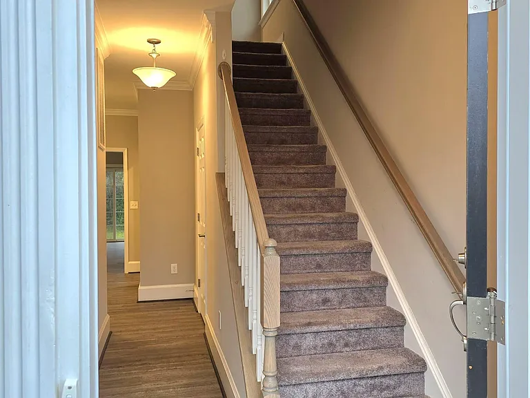 906 White St — Photo 2