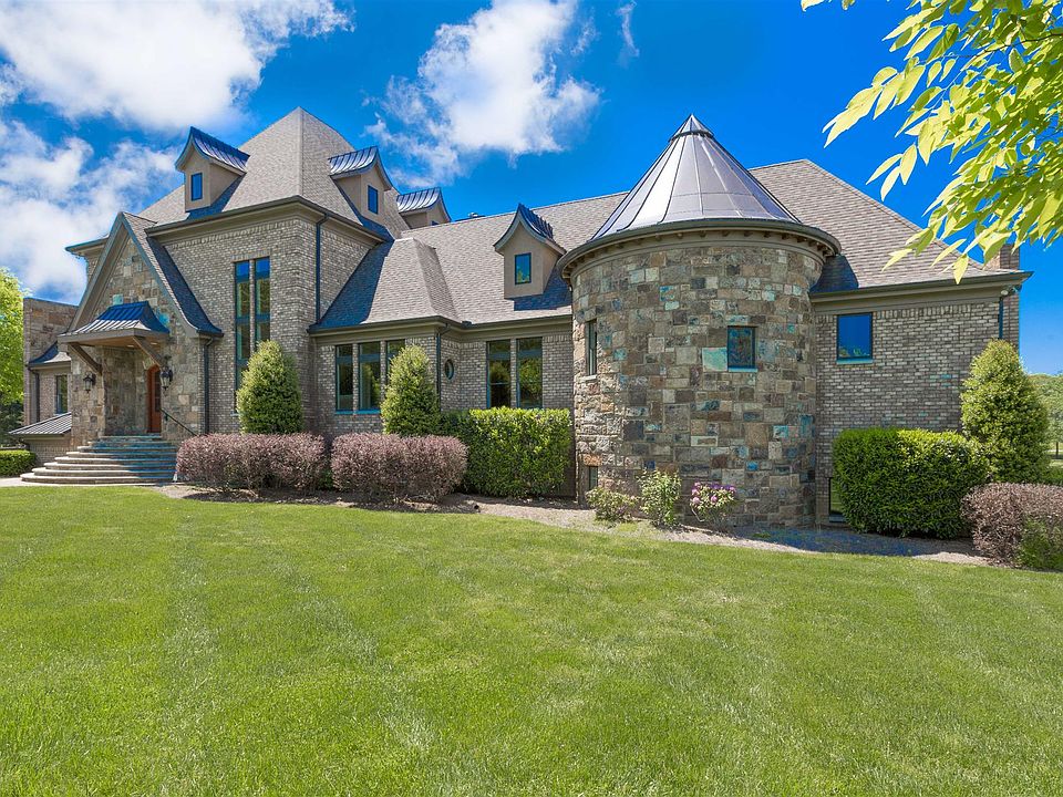 1st image of 400 Horseshoe Ln
