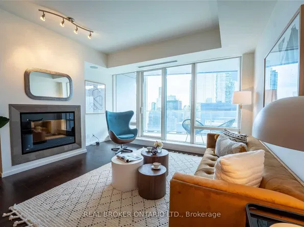 180 University Ave #3307, Toronto, ON M5H 0A2