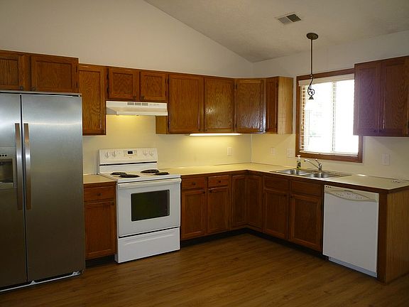 5th image of 254 E 13th St