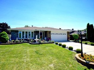 617 Honey Locust Ln, Darien, IL 60561