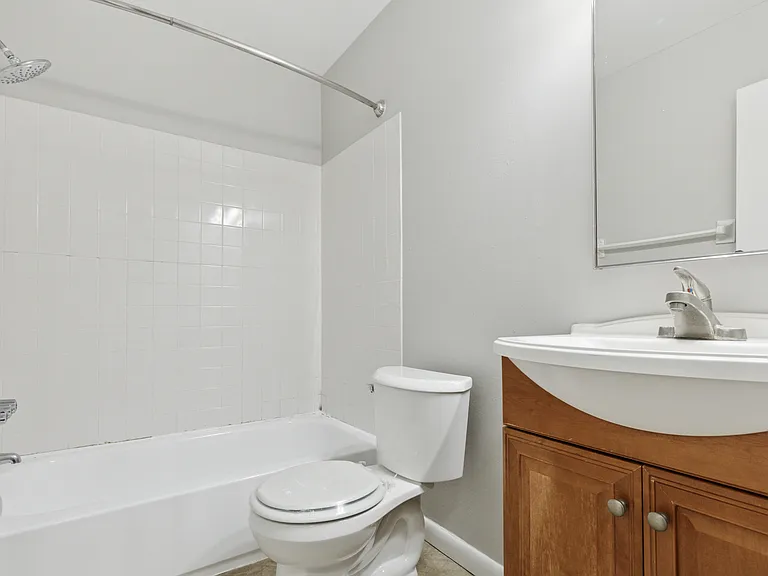 450 Green Apartments — Photo 9