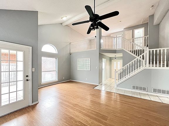 2nd image of 2329 Oakcrest Dr