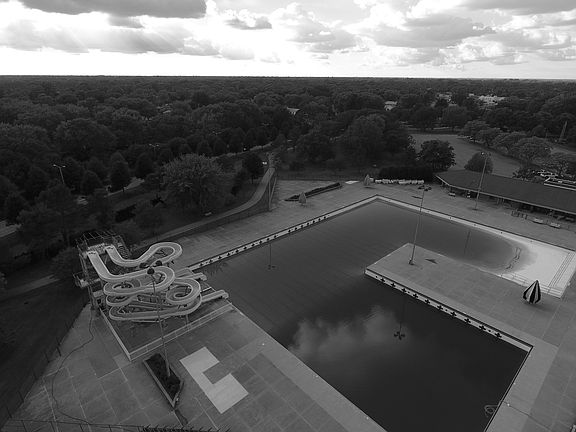 Pool w/waterslide, tot pool