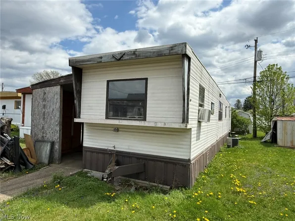 610 Karen Ave NW, New Philadelphia, OH 44663