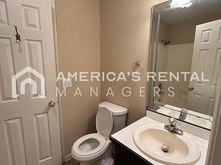 211 Winterberry Ln — Photo 16