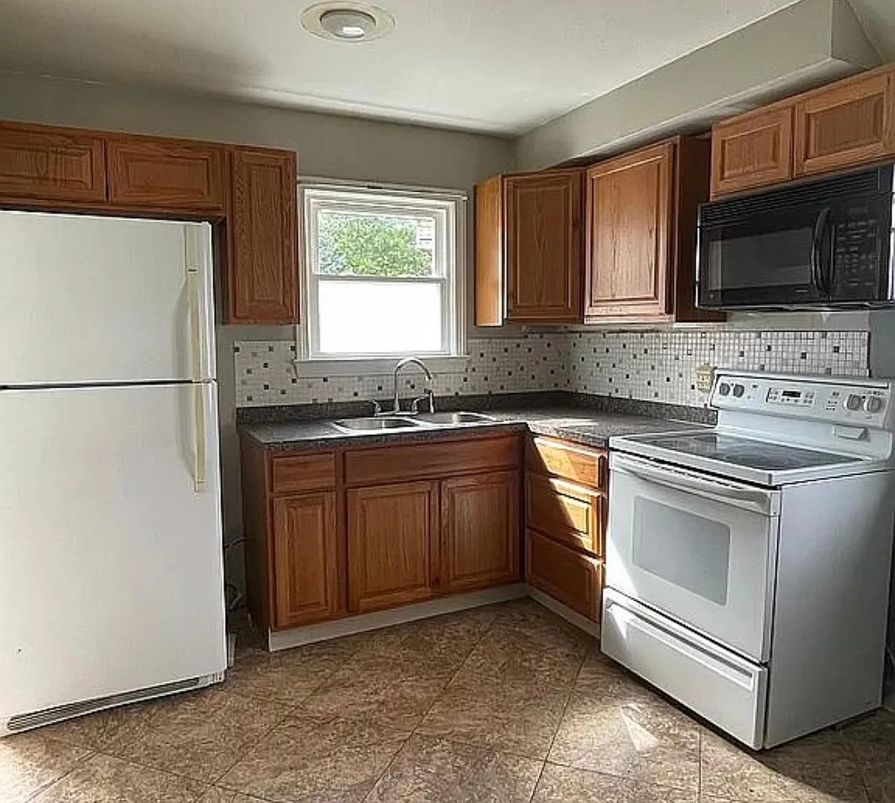 3 bed, 841 sqft, $1,400 — Photo 3