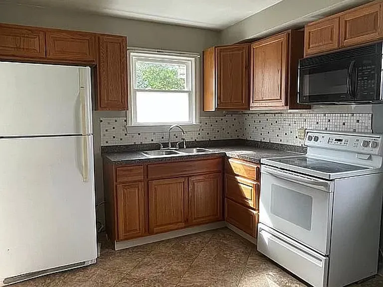 724 Cedarbrook Dr — Photo 3
