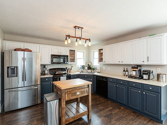 4th image of 1225 Meadowood Dr