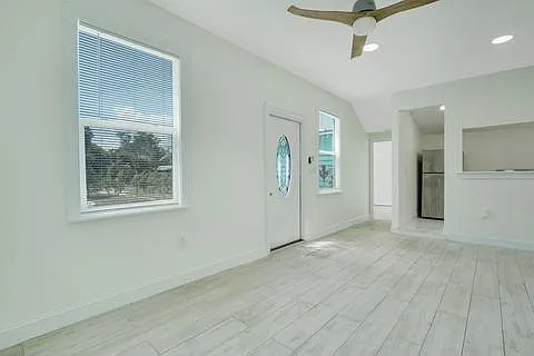 Entry/Living room 3