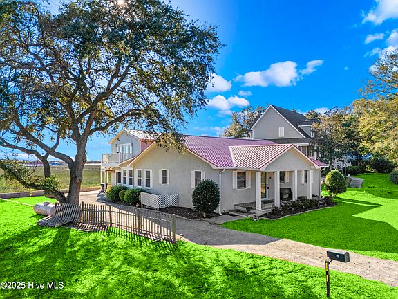 5th image of 641 Shoreline Drive W