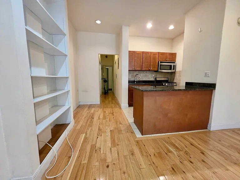 146 E 35th St #4Y — Photo 4