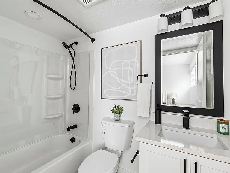 The Crest |NEWLY Renovated Studios, Lofts, 1, 2 & 3 Bedroom Homes Near the Beach — Photo 27
