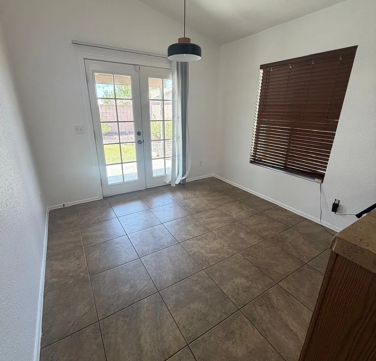 3 bed, 1297 sqft, $1,800 — Photo 4