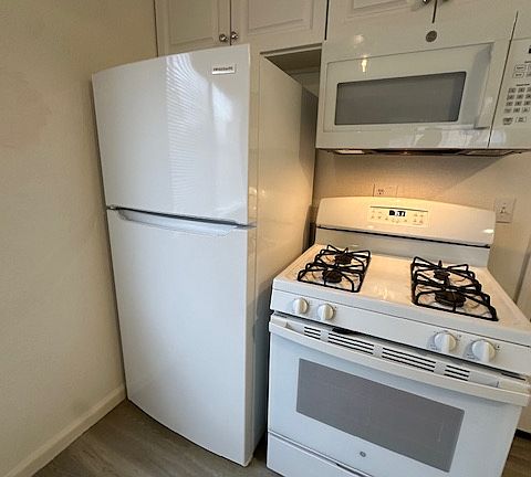 5th image of 552 A St #552