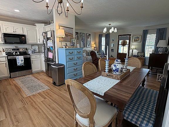 5th image of 18 Eric Ln W