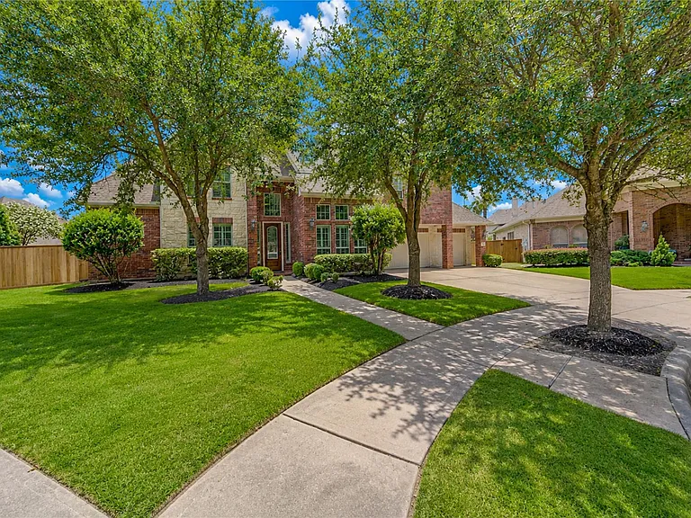 1335 Altavilla Ln — Photo 2