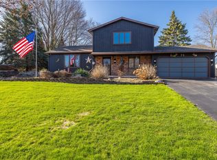 75 Woodedge Ln, Rochester, NY 14626