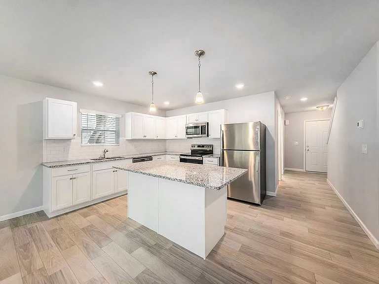 438 Hidden Meadows Dr — Photo 2