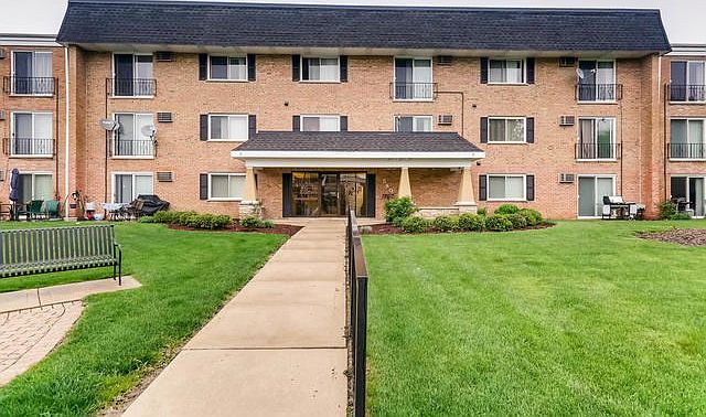 1st image of 580 Lawrence Ave APT 207