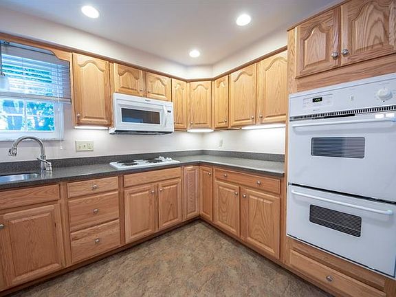 3rd image of 127 Laurelwood Dr