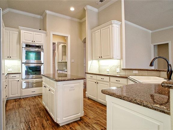 Spacious Island Kitchen - Double Ovens and Warming Drawer