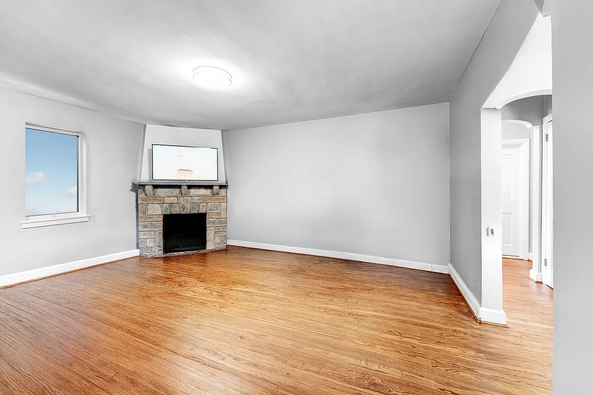 Living room with hardwood flooring sports lots of room for sectional sofa & additional seating - 715 N George Mason Dr