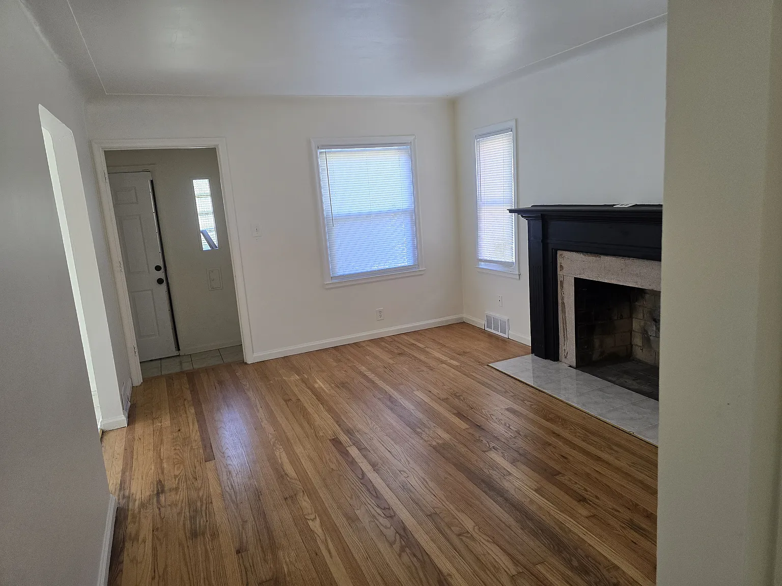 3 bed, 1140 sqft, $1,300 — Photo 2