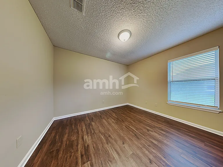 1852 Willesdon Dr W — Photo 12