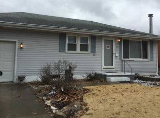 570 Park Ln, Wood River, IL 62095