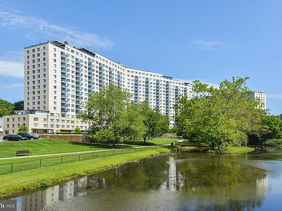 2nd image of 10401 Grosvenor Pl APT 1320