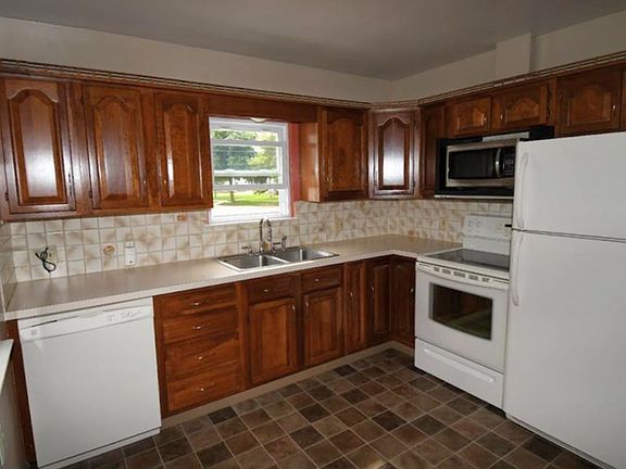 3rd image of 409 Huron St